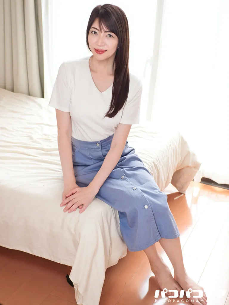 息子の友達を誘惑する我慢できないドスケベママ-3