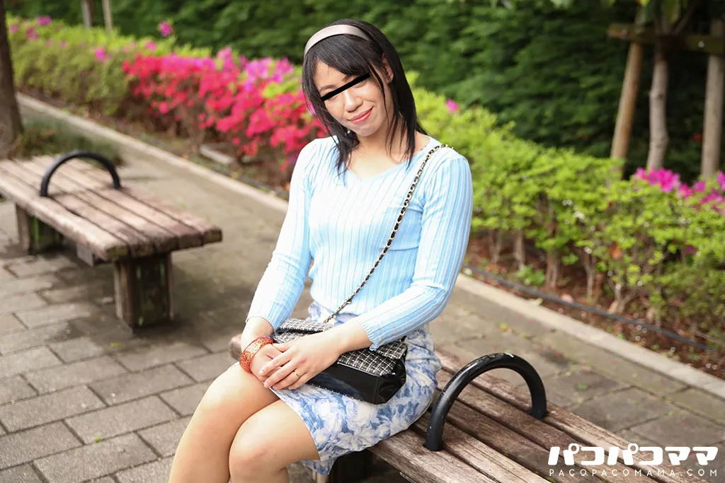 奥さん、今はいてる下着を買い取らせて下さい！~感度抜群デカクリまんこを包み込んだパンティー~-1