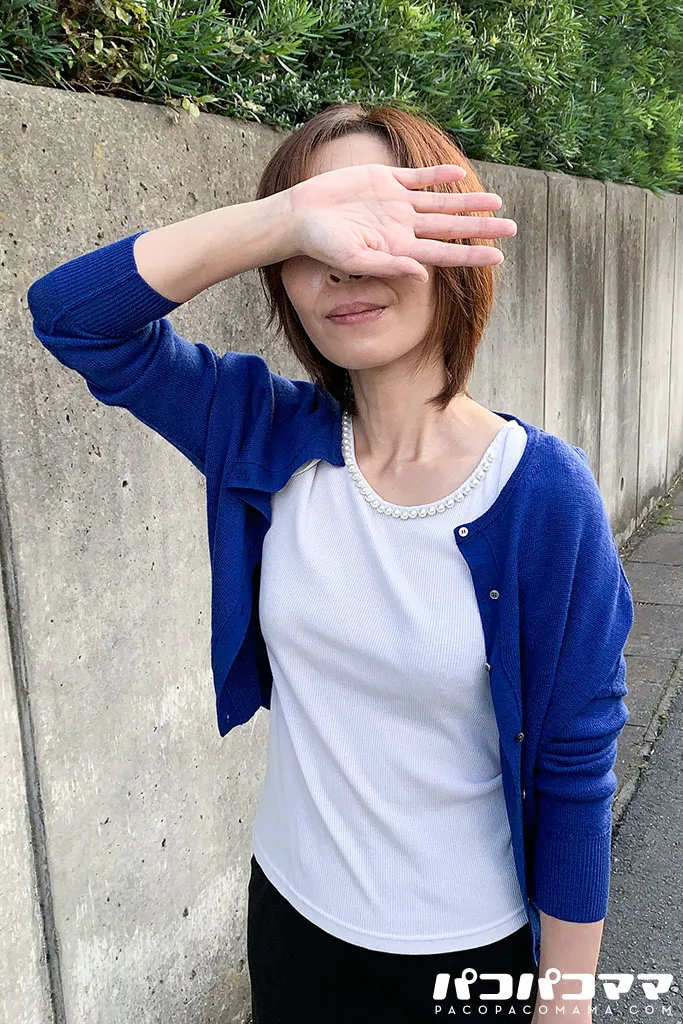 奥さん、今はいてる下着を買い取らせて下さい！〜王道の黒いパンツとブラ〜-1