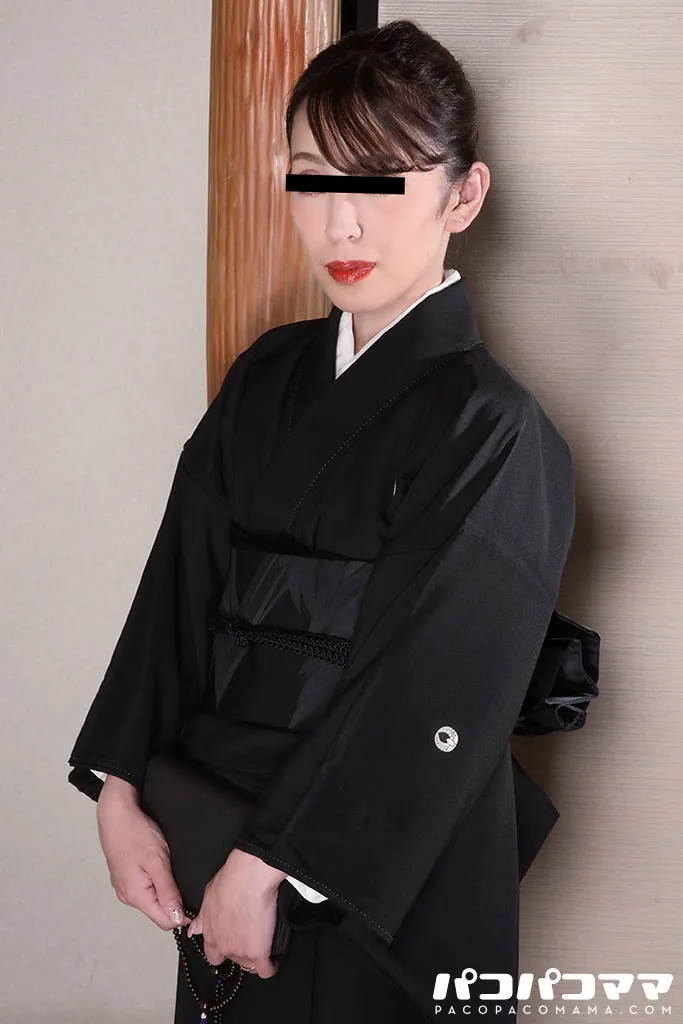 遺影の前で義弟とイキ乱れる未亡人-2