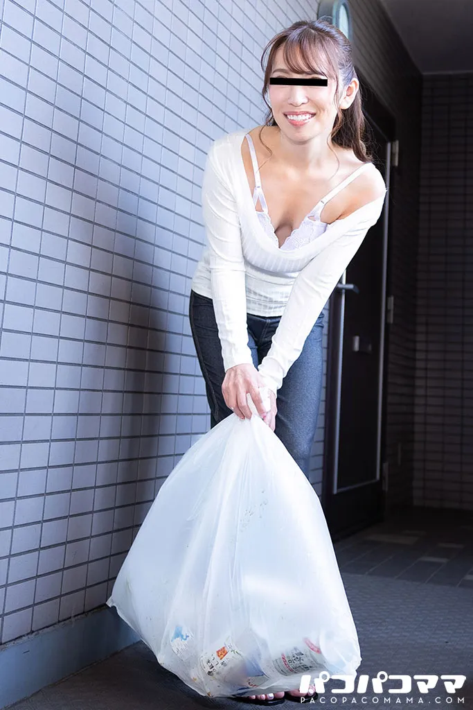 お隣に住む人妻の胸元はいつも隙だらけ-2