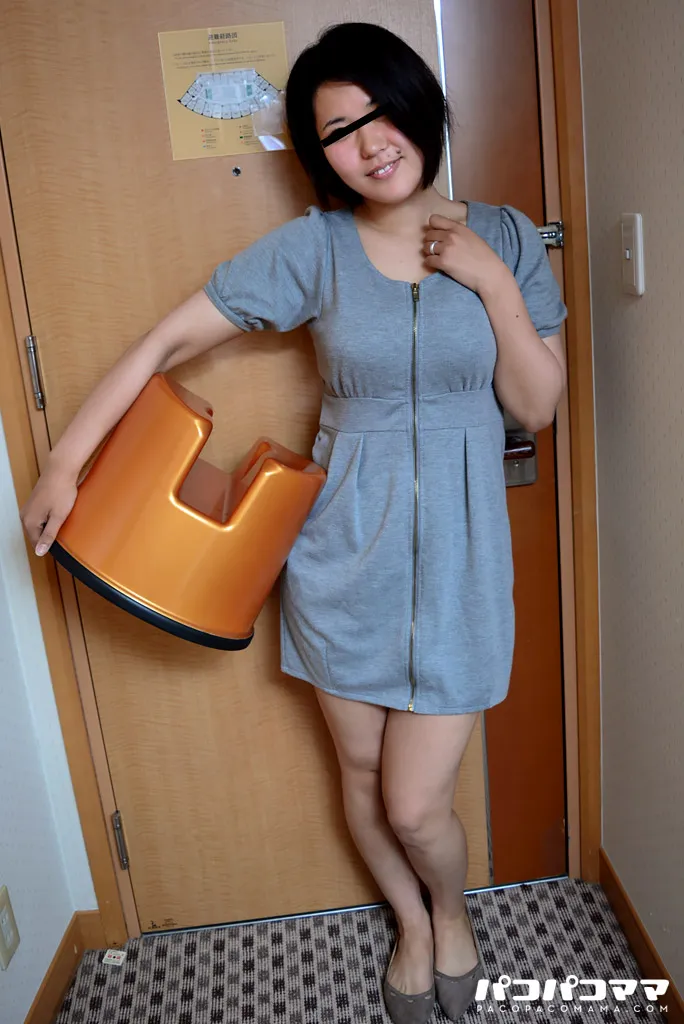 スケベ椅子持参！口元のほくろがセクシーなデリヘル嬢-1