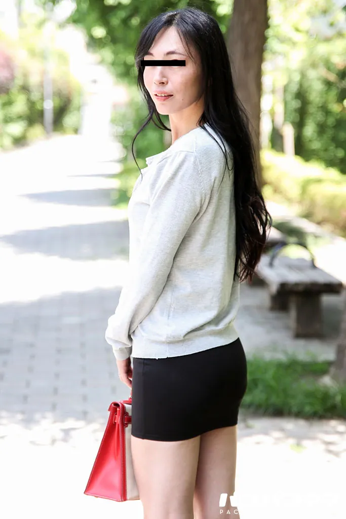 奥さん、今はいてる下着を買い取らせて下さい！~ デキ婚ママのシミつきパンティー~-1