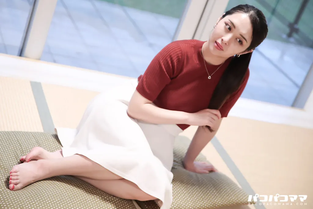 エッチがご無沙汰なエキゾチックな熟女 ~何をされてもカメラ目線~-1