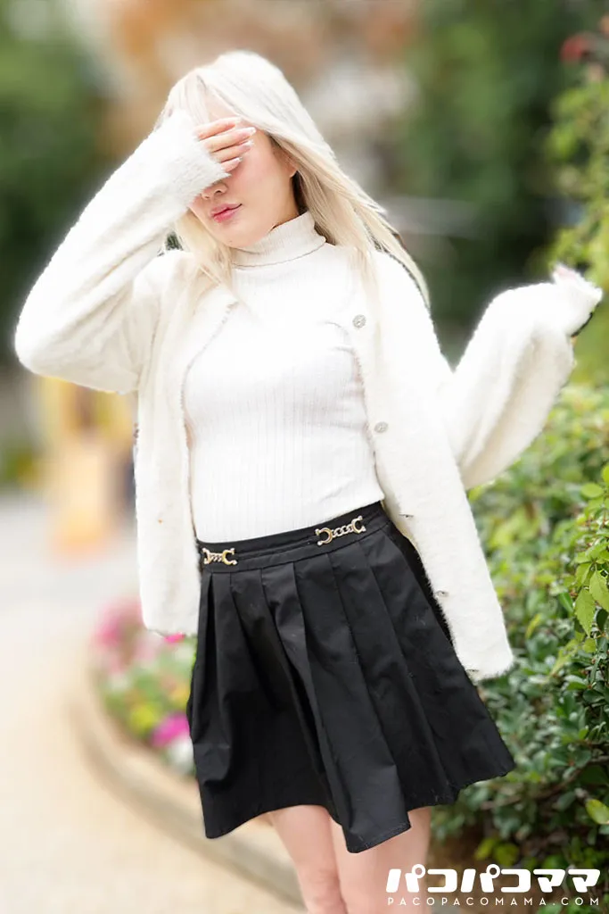 昔AVに出ていたあの頃を思い出して撮影にやって来た金髪熟女-1