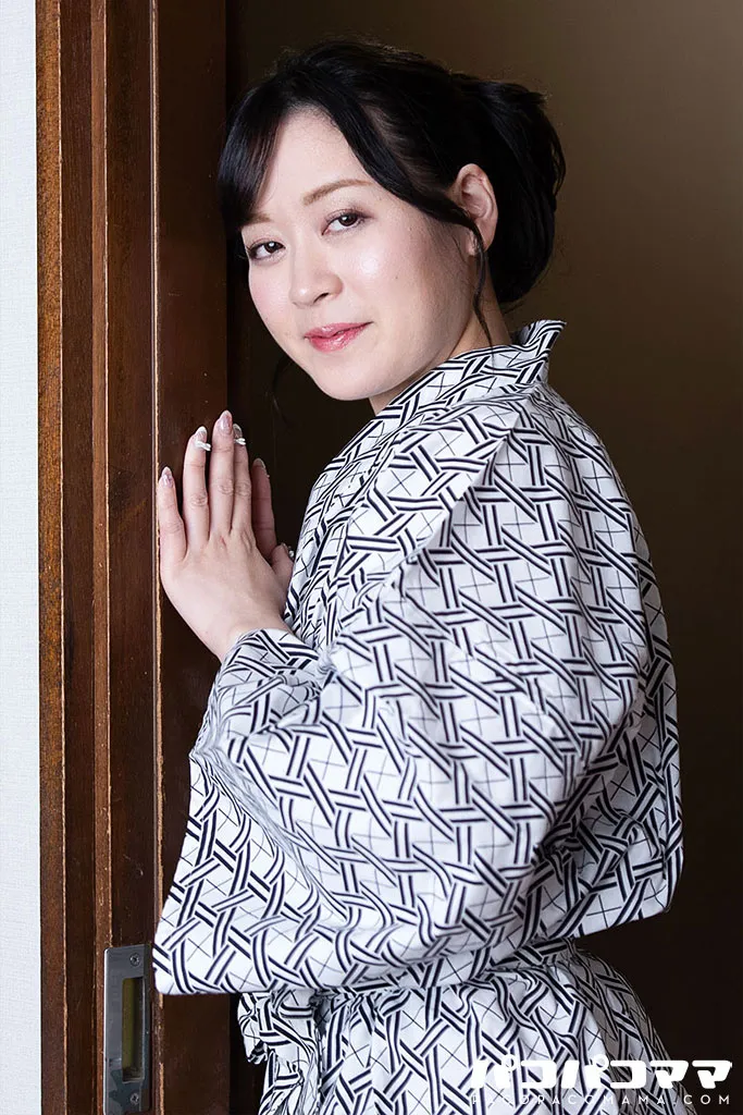 乳首ビンビン！感じまくりのチッパイ美熟女に中出し！-1