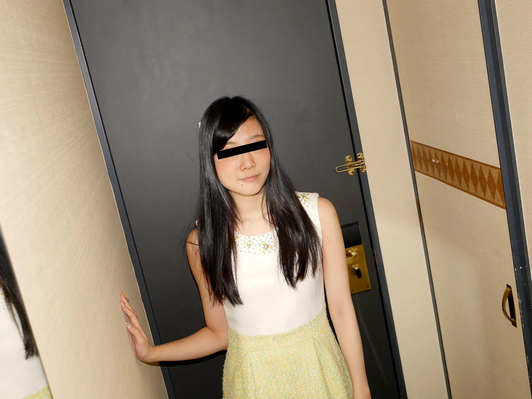 小悪魔美女に萎えたチンコを見せたら-2