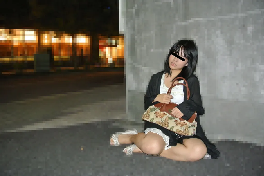 深夜の街角で捕獲した可愛いロリ娘に中出し介抱-1