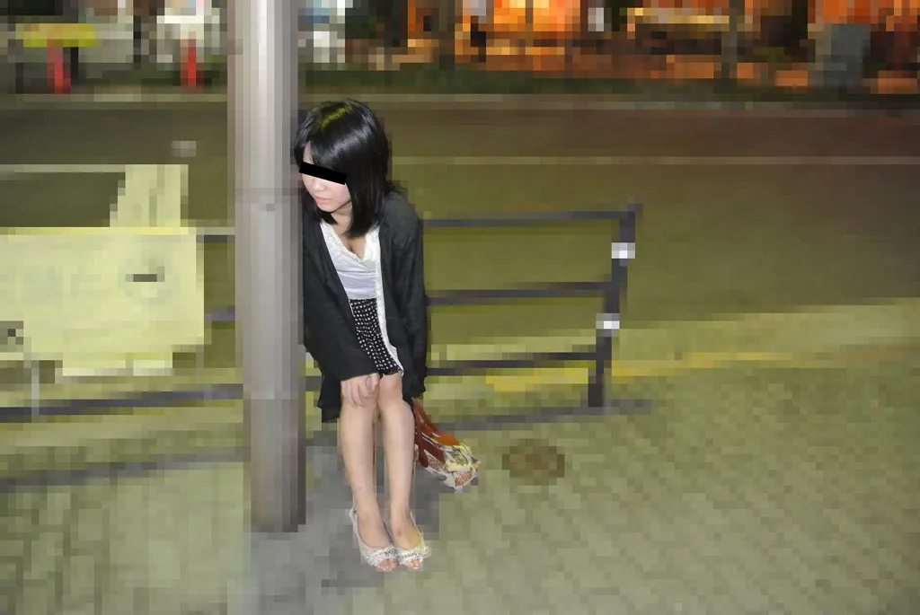 深夜の街角で捕獲した可愛いロリ娘に中出し介抱-2