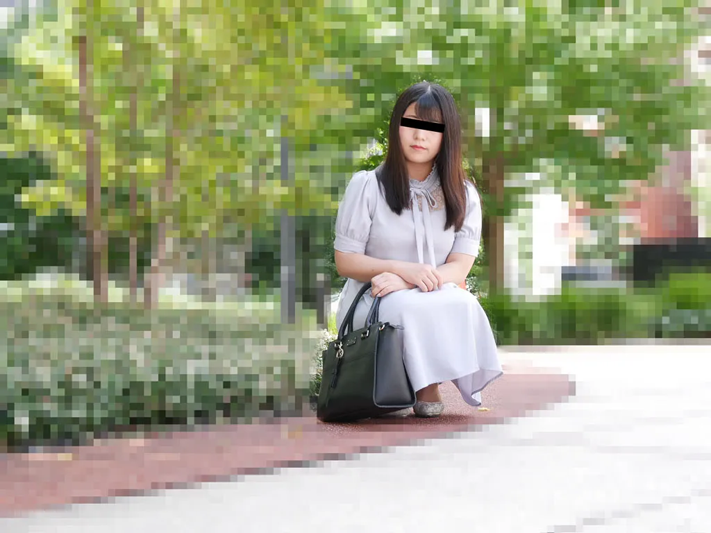 多くのセフレを持つ一見清楚に見えるがドスケベな素人娘を紹介してもらいました-1