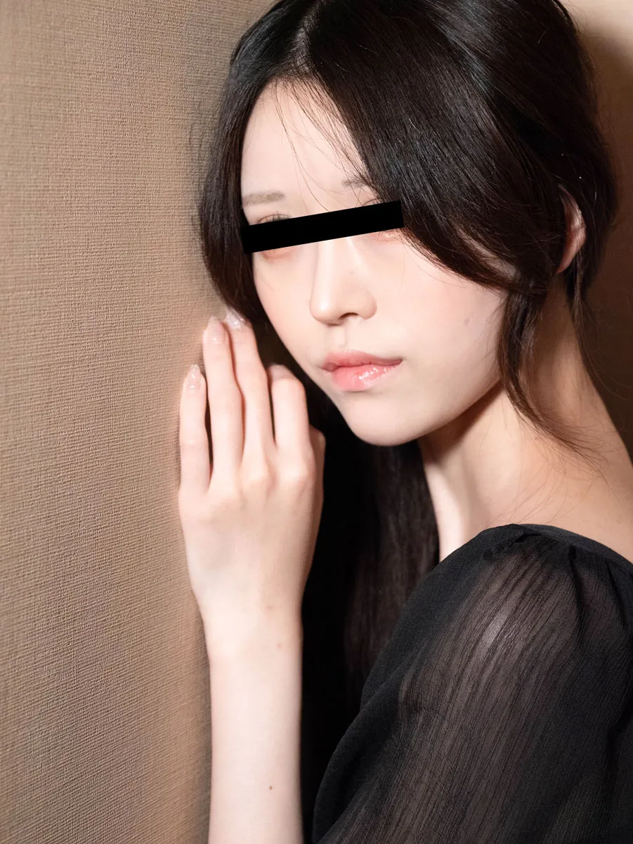 ちっぱい美女が僕の全身をリップでご奉仕-1