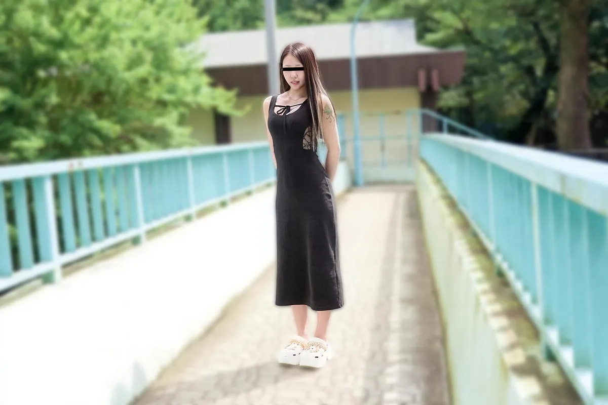 舌を出しピースでアヘ顔晒しちゃう下品な女の子-1