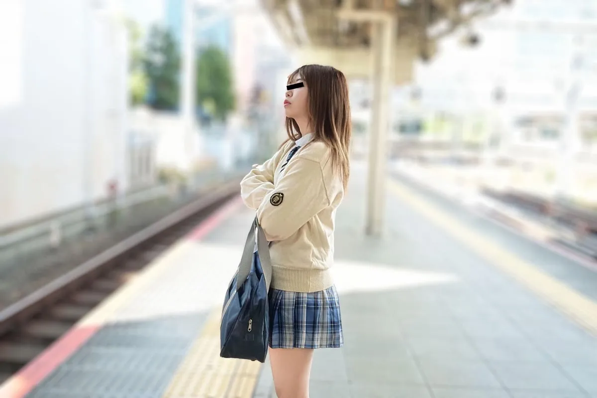 制服娘を電車でイタズラ 若草希-1