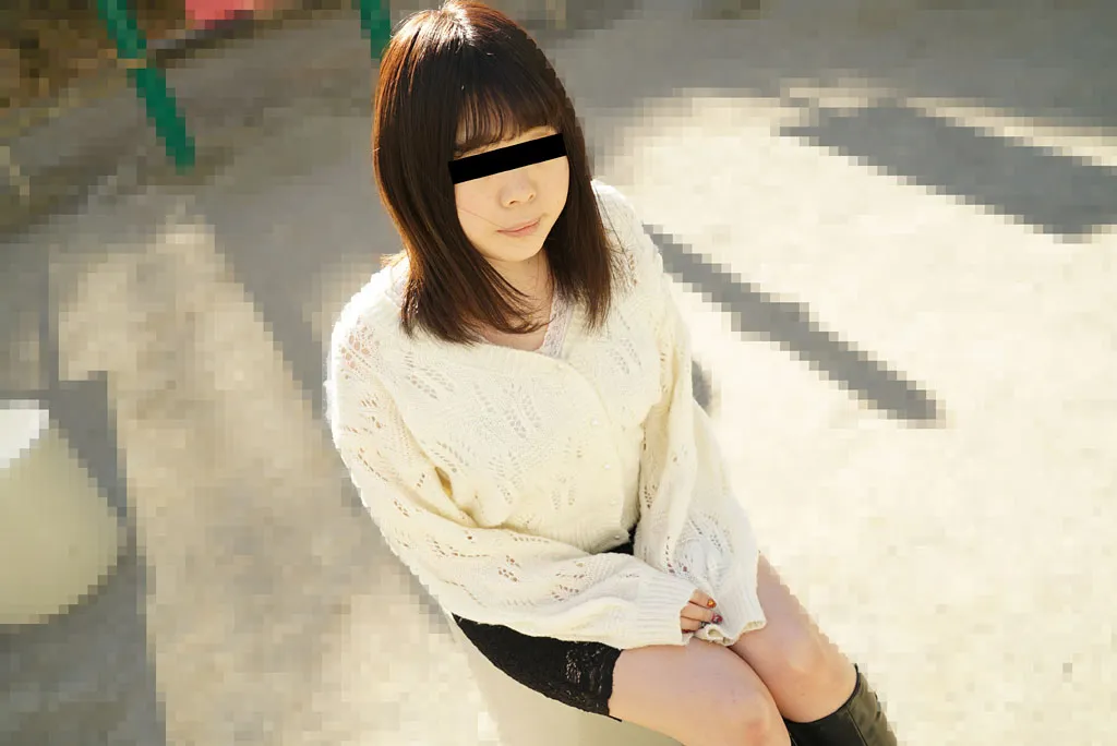 お下品なマイクロビキニでエッチ三昧-1