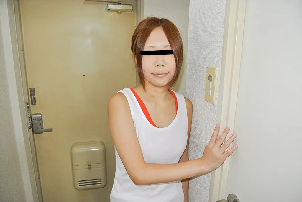 天然の若妻 ～夜の営みもなく欲求不満の団地妻がセールスマンに大暴走～-2