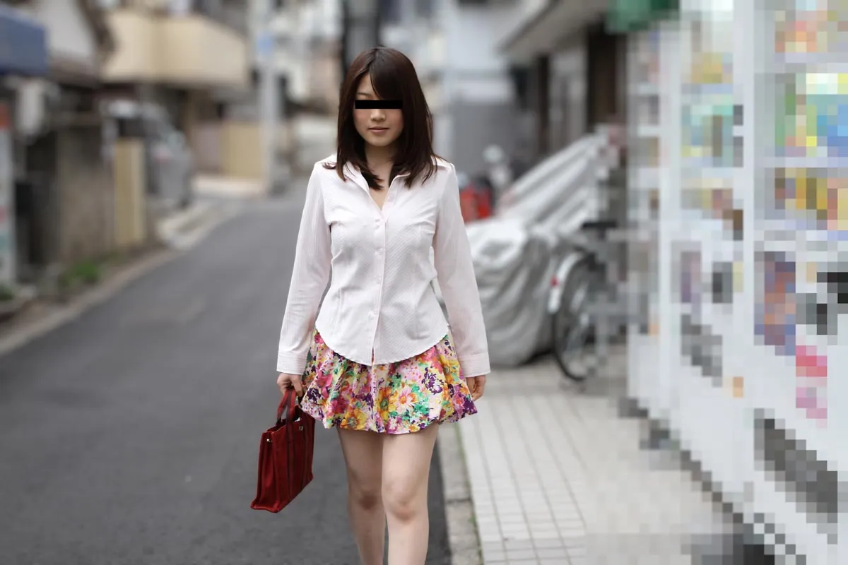 万引きした美巨乳美人な女子大生に３P中出し！-1