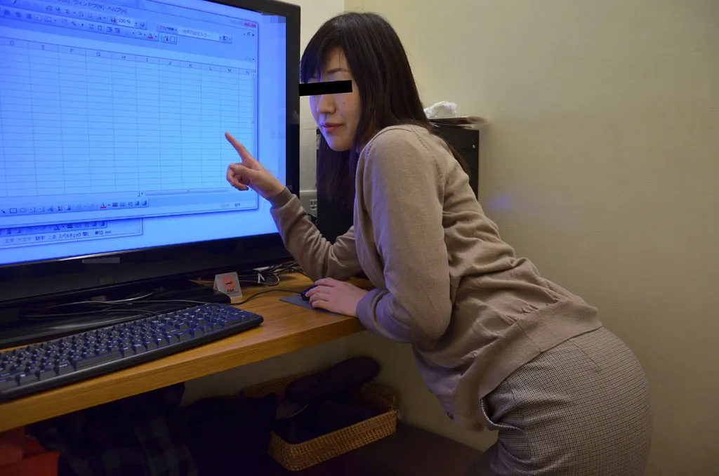 設定方法の分からなくなっちゃった美人パソコン講師が罪悪感を感じて中出しまでさせてくれました-1