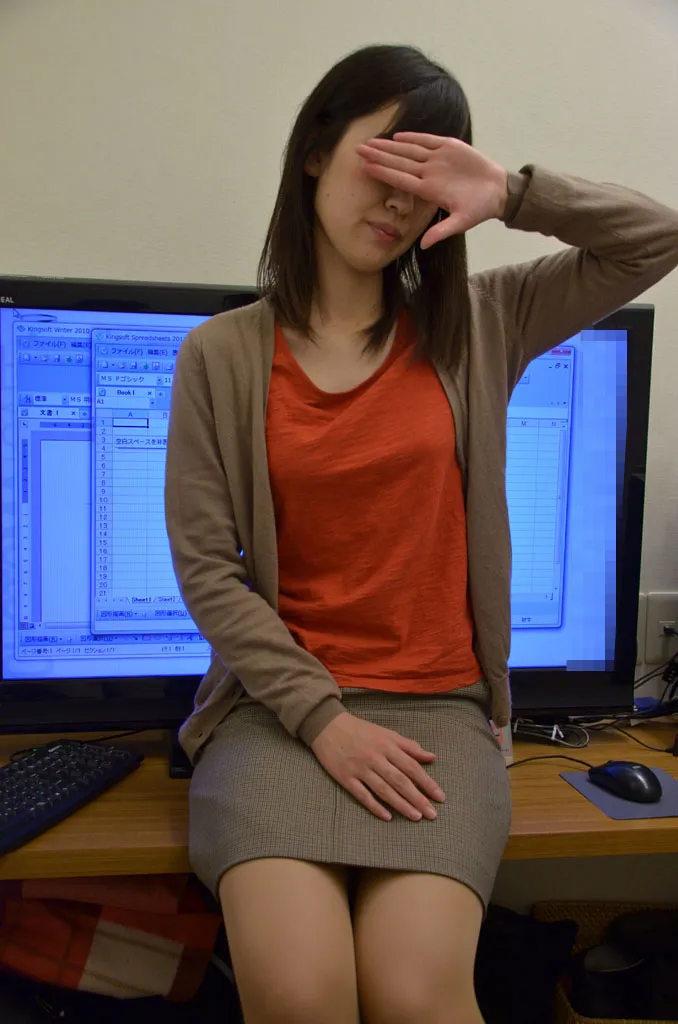 設定方法の分からなくなっちゃった美人パソコン講師が罪悪感を感じて中出しまでさせてくれました-3