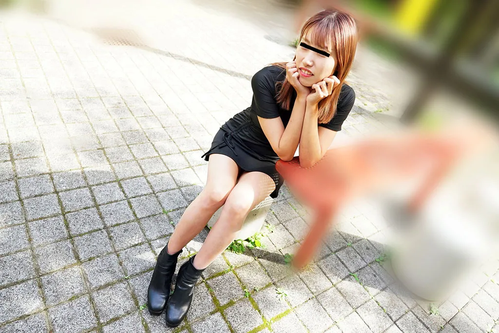 店長にモロバレ！イヤラシイ音をさせながら遅刻の連絡をするパイパン桃尻娘-2