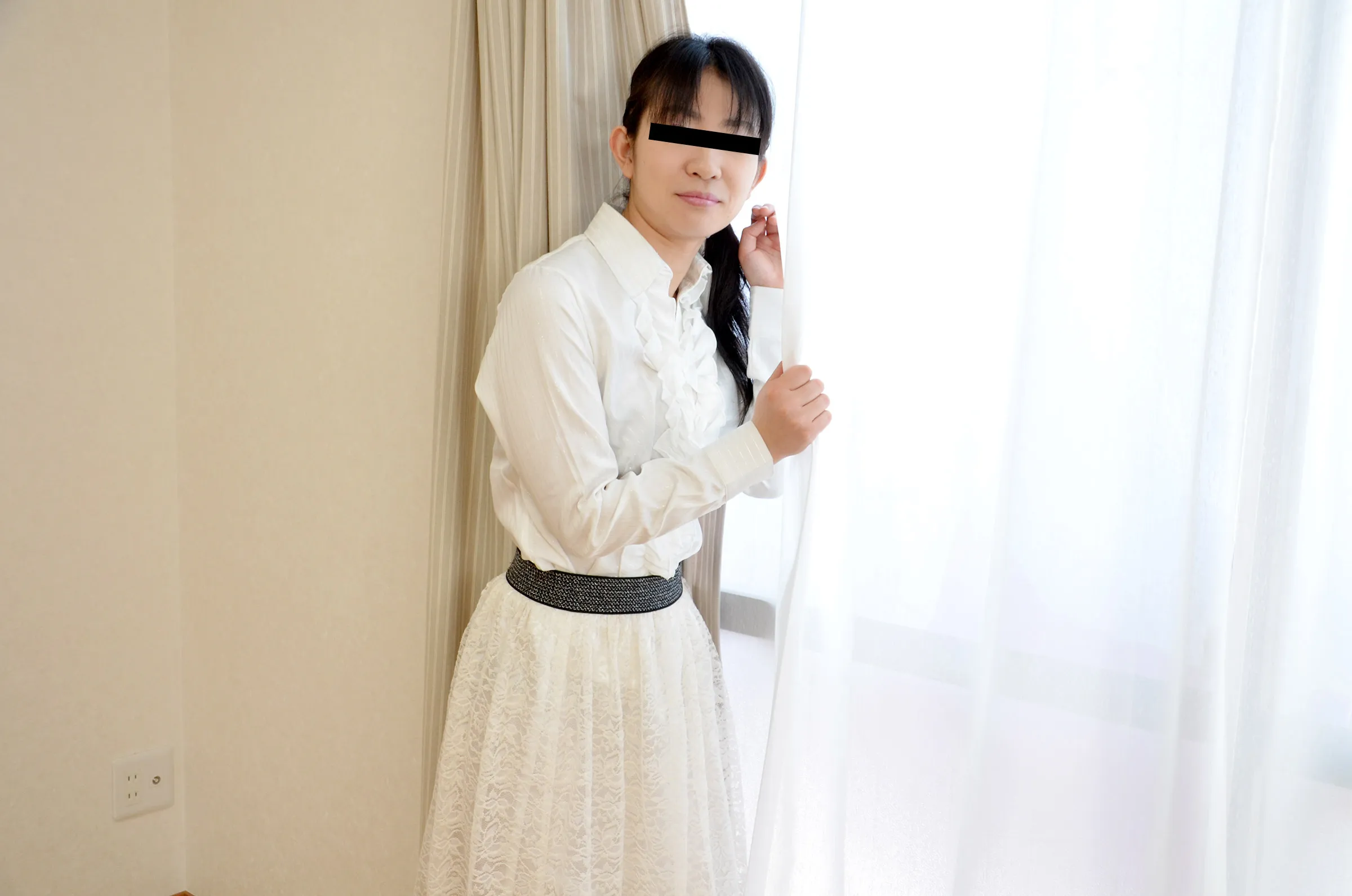 清楚な女子大生に卑猥なスケスケ水着を着衣してもらいました-1