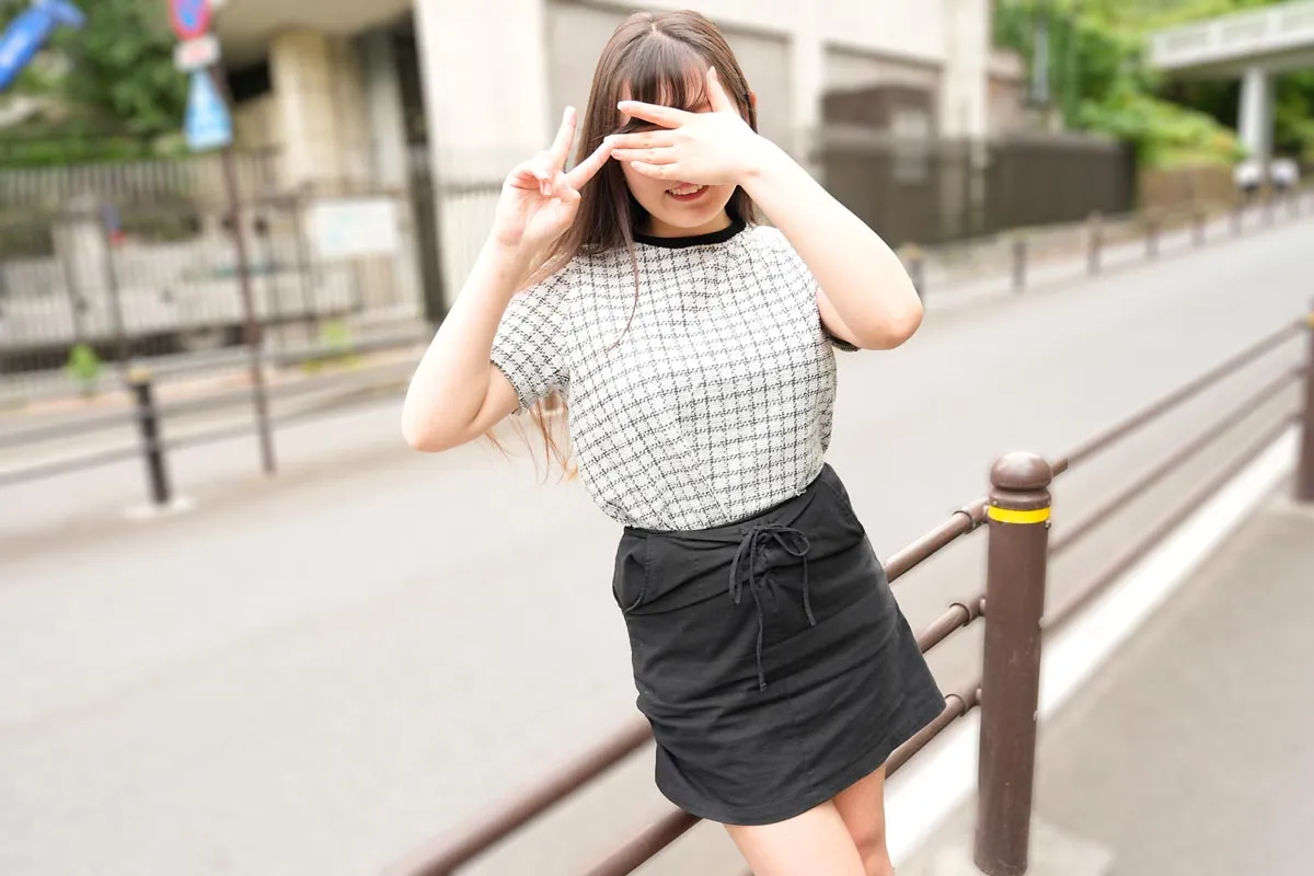 舌を出しピースでアヘ顔晒しちゃう百戦錬磨の娘-3