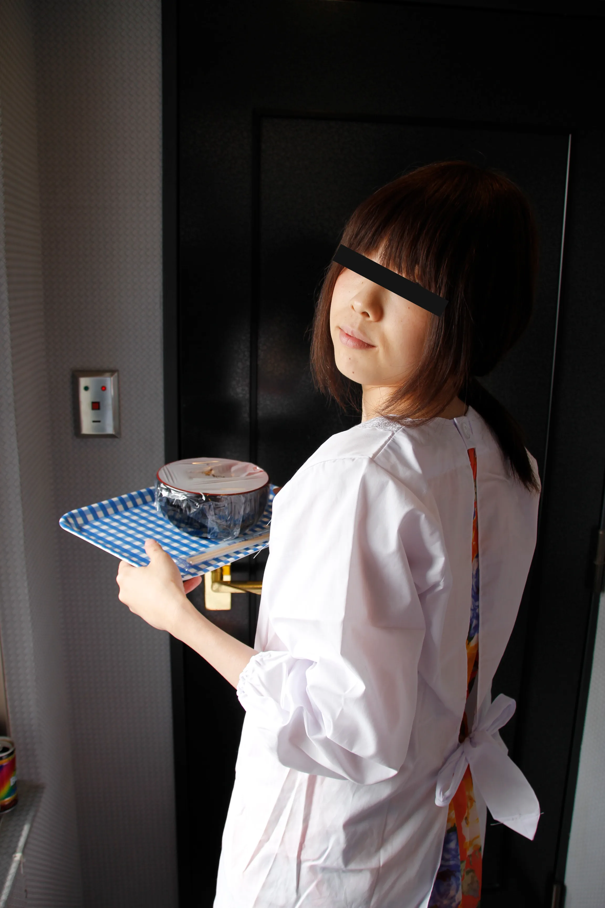 割烹着姿でレストランの宅配にきた人妻を口説いて遊んじゃいました-1