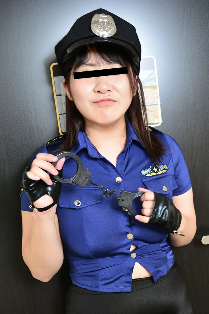 胸がはち切れんばかりの爆乳エロポリス-3